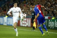 FC Basel's Philipp Degen (R) fights for the ball with Real Madrid's Gareth Bale during their Champions League Group B soccer match at St. Jakob-Park stadium in Basel November 26, 2014. REUTERS/Ruben Sprich