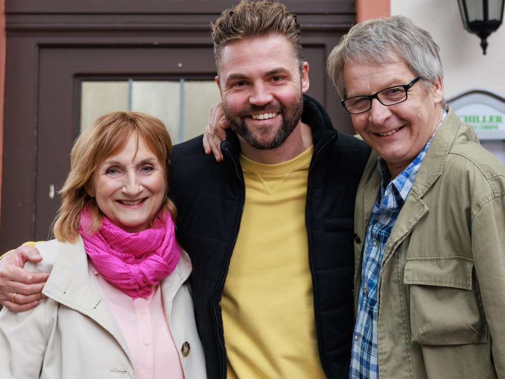 Petra Nadolny mit Benjamin Heinrich und Gernot Schmidt (r.) in "Unter uns". (Bild: RTL / Sebastian Meyer)