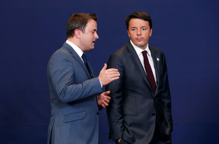 Luxembourg's Prime Minister Xavier Bettel talks to his Italian counterpart Matteo Renzi (R) during a European Union leaders summit in Brussels, Belgium, October 20, 2016. REUTERS/Francois Lenoir