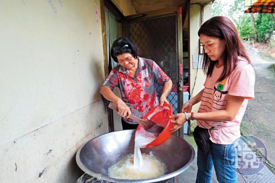 第一代老闆娘林何秀菊（左）與媳婦蔡宜珊（右）一起製作蘿蔔糕，因不加鹽巴保存期短，3、4天就得製作一次。