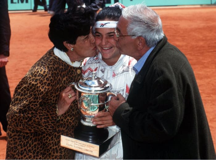 Arantxa Sánchez Vicario junto a sus padres cuando ganó en 1998 su tercer Roland Garros