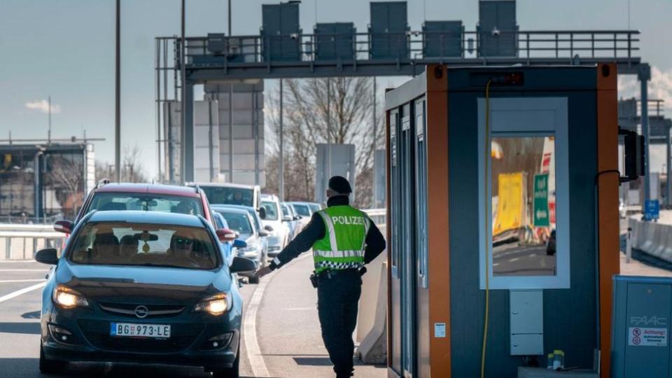 Puesto de control fronterizo entre Austria y Hungría.