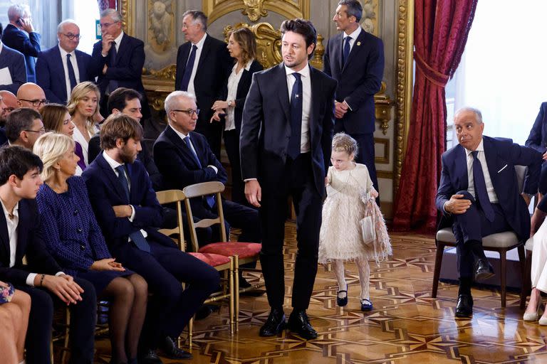 Andrea Giambruno y la hija que tiene junto a Giorgia Meloni, en una ceremonia oficial en el Palacio Quirinale, en Roma. (FABIO FRUSTACI / ANSA / AFP) 