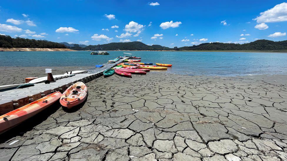 Tierra resquebrajada por la sequía junto a un río