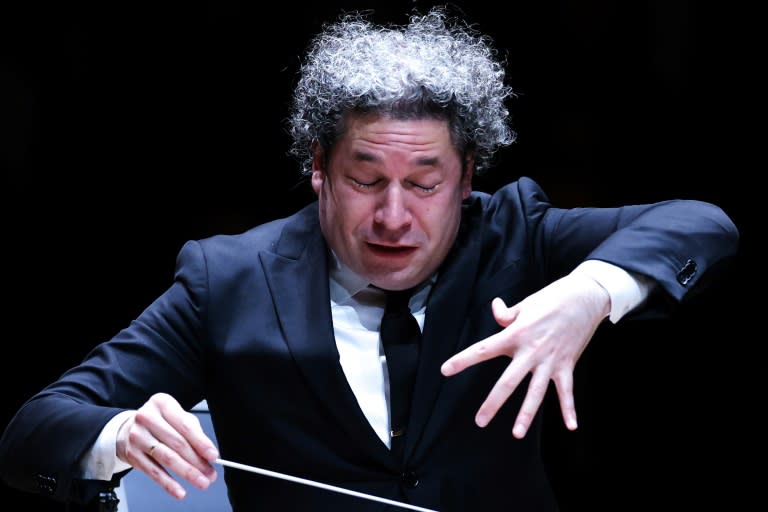 El director de orquesta venezolano Gustavo Dudamel dirige la Filarmónica de Nueva York en la gala de primavera en el Lincoln Center de Nueva York, el 24 de abril de 2024 (CHARLY TRIBALLEAU)