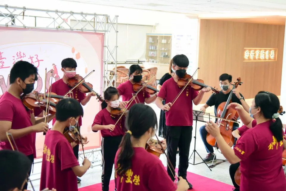 屏科大木設系提供國產材所製作的各式提琴給屏縣新豐國小弦樂團演奏，事後也教導小朋友們如何製琴。（記者鄭伯勝翻攝）