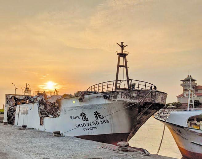屏東縣鹽埔漁港3個月內發生2次大火，7艘漁船被焚毀，港區的消防能力也備受關注。（潘建志攝）