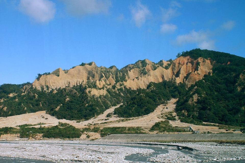 火炎山(Photo via Wikimedia, by 苗栗縣政府文化觀光局, License: CC BY 3.0，圖片來源：https://zh.wikipedia.org/wiki/火炎山_(苗栗縣)#/media/File:HuoYanShan.jpg)