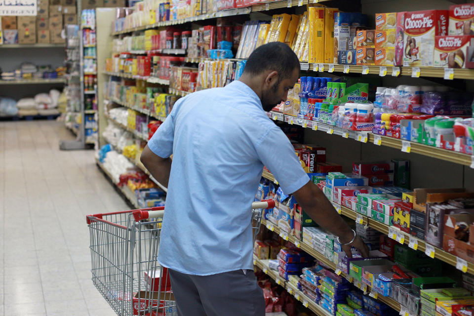 <p>A worker arranges snacks in a supermarket in Doha, Qatar June 7, 2017. (Photo: Stringer/Reuters) </p>