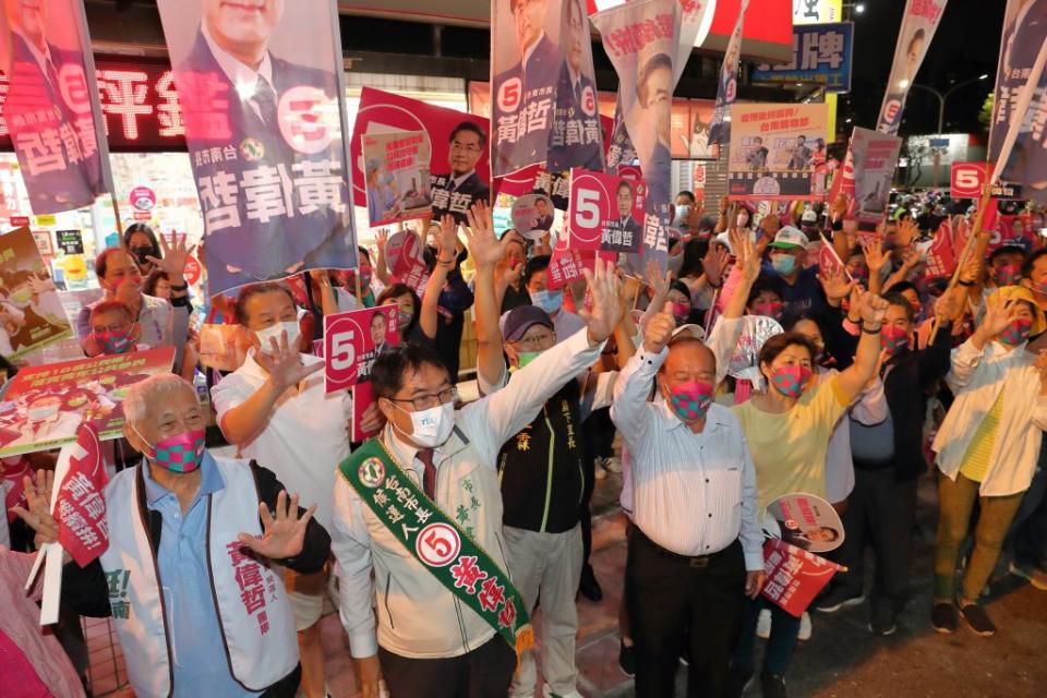 競選連任的黃偉哲昨晚在東門路掃街拜票最後衝刺。（記者趙傳安攝）