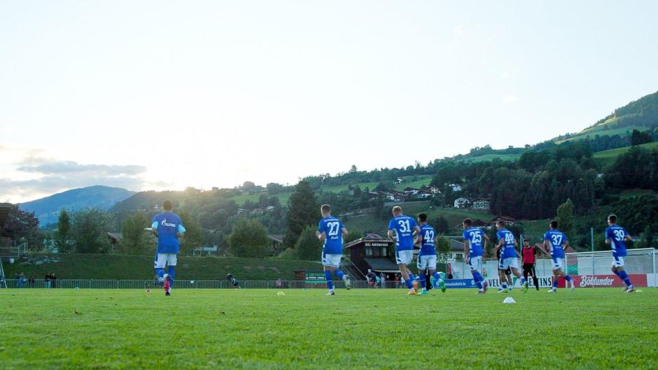 Die Dokumentation bietet einen Blick hinter die Kulissen - unter anderem ins Trainigslager der Mannschaft. (Bild: RTL / FC Gelsenkirchen-Schalke 04 e.V. & Warner Bros. ITVP Deutschland GmbH)