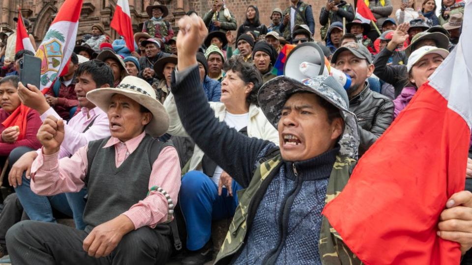 Manifestantes gritan en una reunión