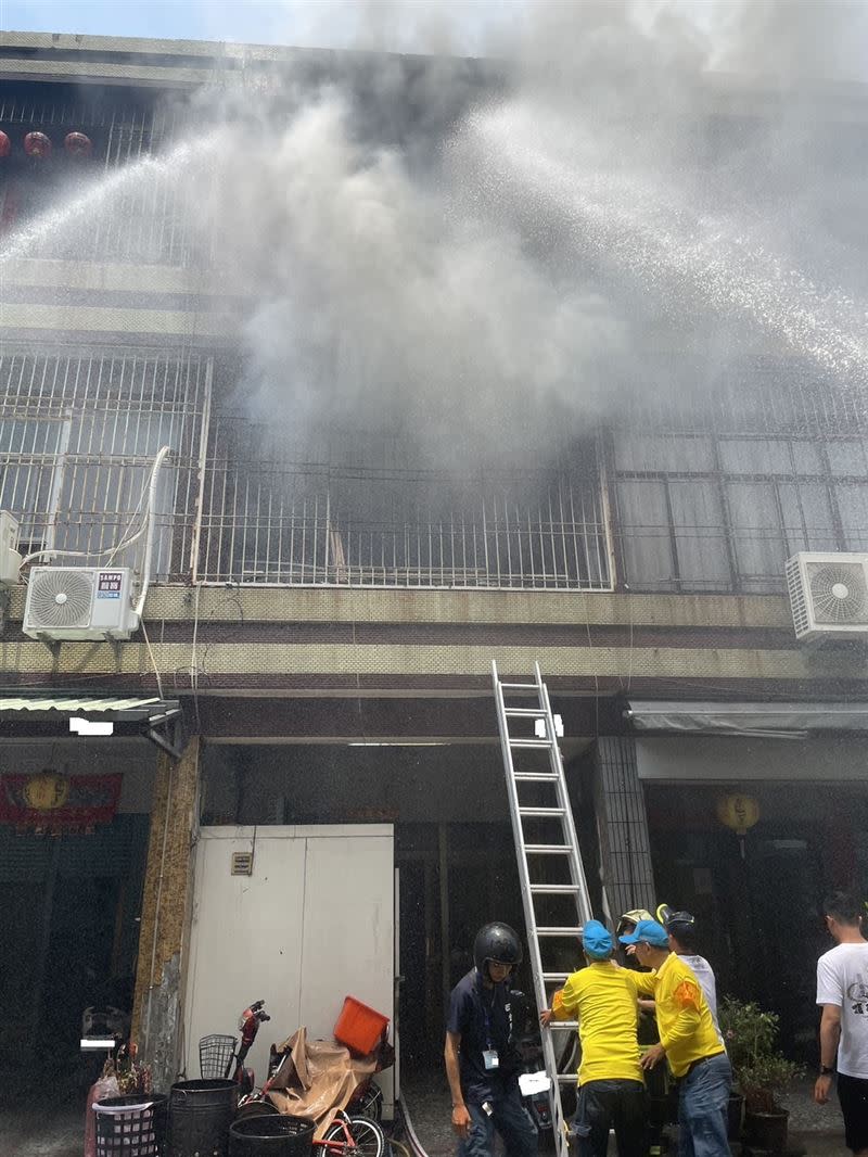 屏東縣東港鎮今天上午發生民宅火警，消防員射水搶救。（圖／翻攝畫面）