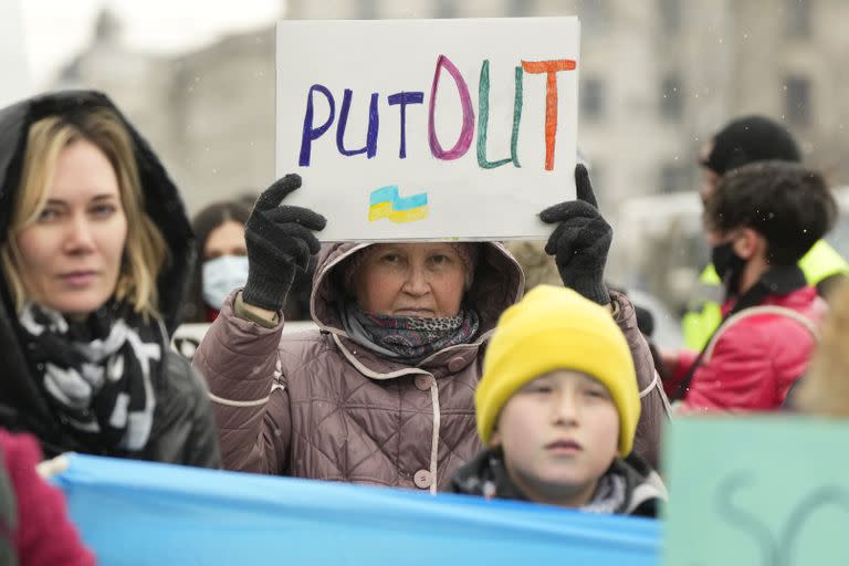 La ucraniana Valentina Fil, su nieto Timofey, y su hija Liudmila Serhiienko asisten a una marcha de solidaridad en el Día Internacional de la Mujer en Chisinau, Moldavia, el martes 8 de marzo de 2022.