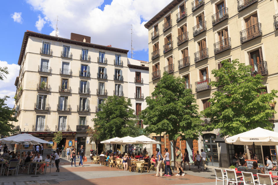 Plaza de Chueca en Madrid, donde han proliferado los pisos para turistas. Foto: Getty Images. 