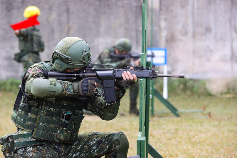 國防部軍備局生產製造中心招標抗彈纖維布、纖維疊層不織布，承辦廠商卻自中國大陸進口改標成國產證明，不法利益達6700萬。圖為國軍訓練畫面。（中央社資料照）