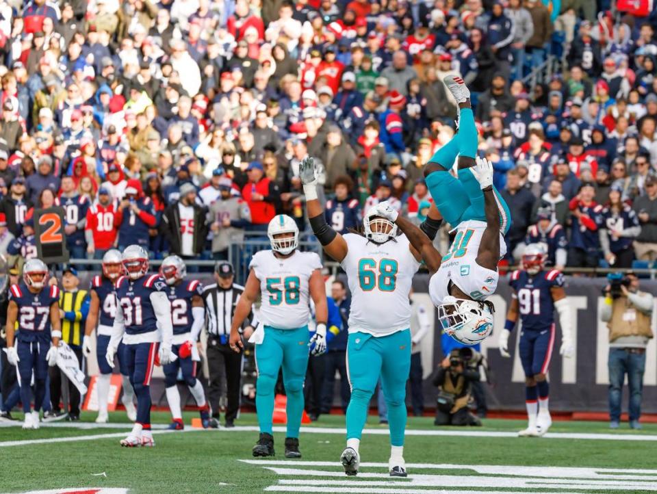 El wide receiver de los Dolphins Tyreek Hill (10) celebra tras anotar un touchdown en el segundo cuarto del partido ante los Patriots de New England, celebrado el 1ro de enero de 2023 en Foxborough, Massachusetts.