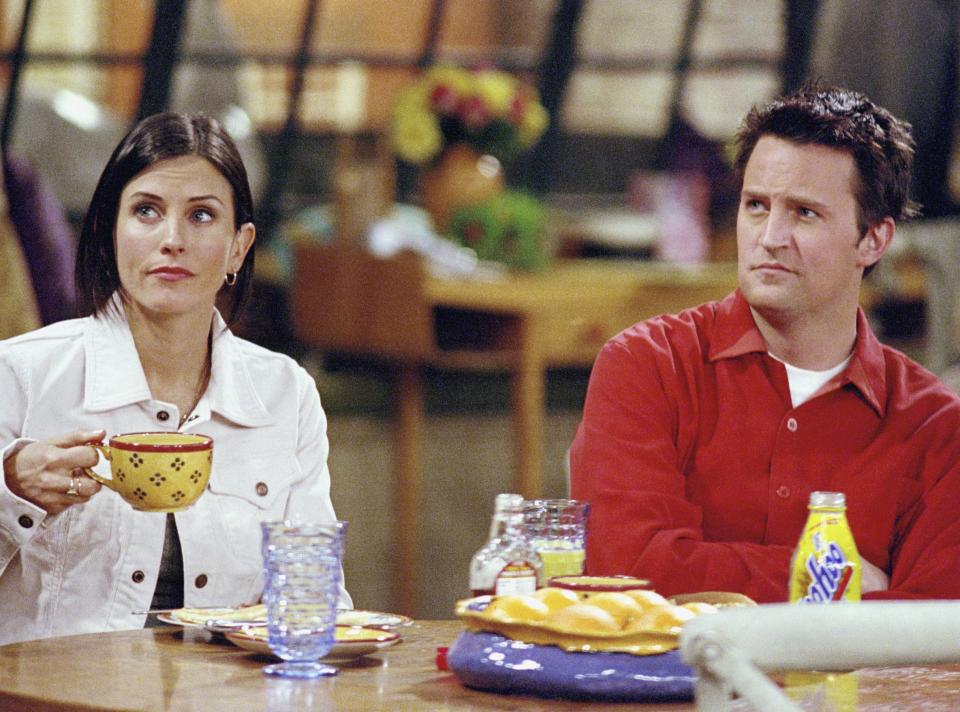 Matthew and Courteney Cox sit at the kitchen table on Friends