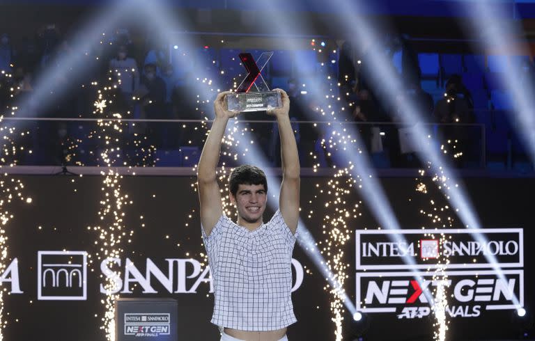 Carlos Alcaraz levanta el trofeo de campeón de torneo Next Gen de la ATP en Milán el 13 de noviembre del 2021