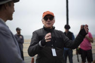 El director Barry Levinson en el plató de la película "The Survivor" en una imagen proporcionada por HBO. (Jessica Kourkounis/HBO via AP)