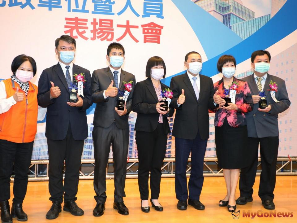 ▲新北市2020年度績優地政單位暨人員表揚大會，侯友宜市長頒獎表揚所有績優地政從業人員及團體(圖/新北市政府)