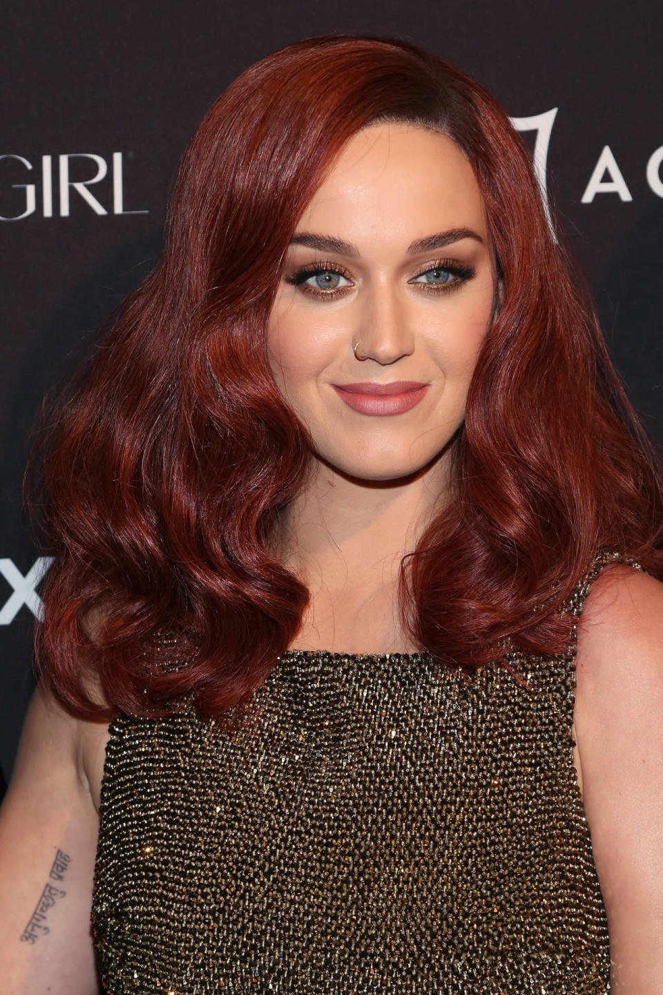 Bleu clair, bleu foncé, violet, pastel… Les cheveux de Katy Perry en ont vu de toutes les couleurs. Ces derniers temps cependant, la chanteuse a décidé de s’assagir avec une coloration auburn.