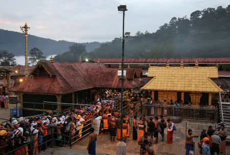 FILE PHOTO: Hindu devotees wait in queues inside the premises of the Sabarimala temple in Pathanamthitta district in the southern state of Kerala, India, October 18, 2018. REUTERS/Sivaram V/File photo