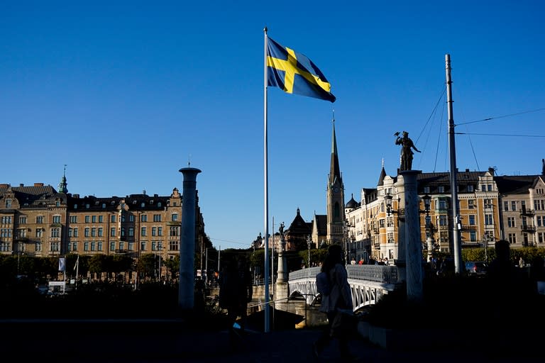 La bandera sueca se muestra en Estocolmo el 19 de septiembre de 2020.