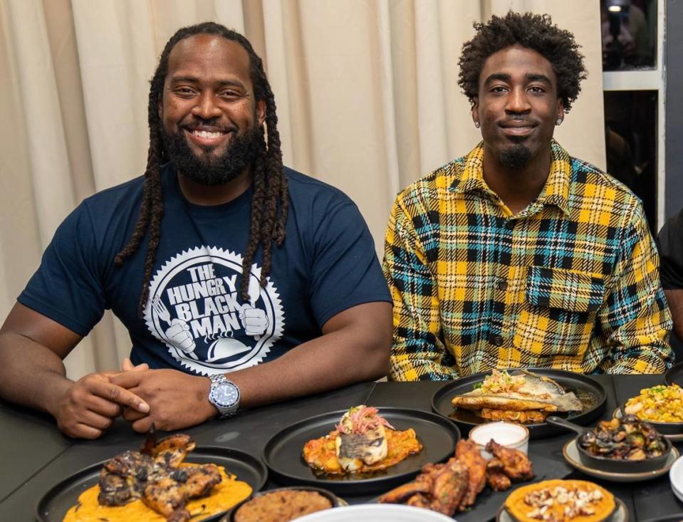 El bloguero gastronómico Starex Smith, a la izquierda, y el jugador retirado de la NFL Kayvon Webster, nacido en Miami, se asociaron para abrir el restaurante Smith & Webster en North Miami.