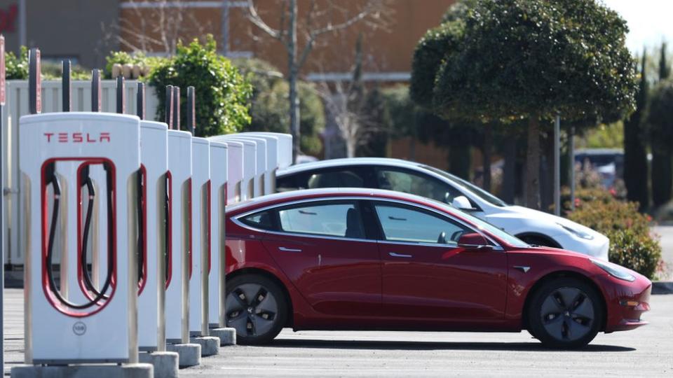 Autos Tesla recargando sus baterías.