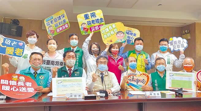 台南市長黃偉哲（前排左三）偕市議會民進黨團宣布明年加碼長者健保福利金，採取分齡補助，約31萬6492名長者受惠。（曹婷婷攝）