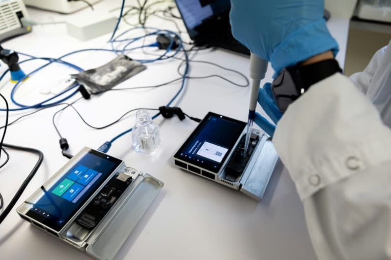Un ingeniero trabaja con una muestra en la Célula de Intervención Biológica de Urgencia (CIBU) del Instituto Pasteur, en París, el 23 de abril de 2024 (Alain Jocard)