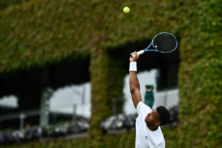 Le Français Giovanni Mpetshi Perricard au service au premier tour de Wimbledon contre l'Américain Sebastian Korda le 2 juillet 2024 à Londres (Ben Stansall)