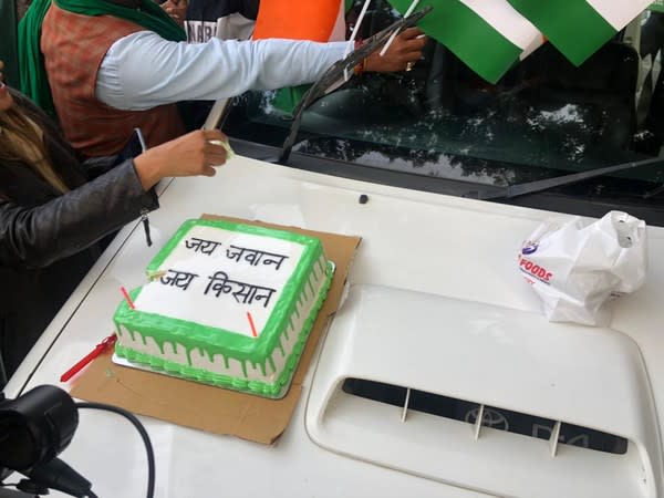 B'days of farmer unions members celebrated outside Vigyan Bhawan