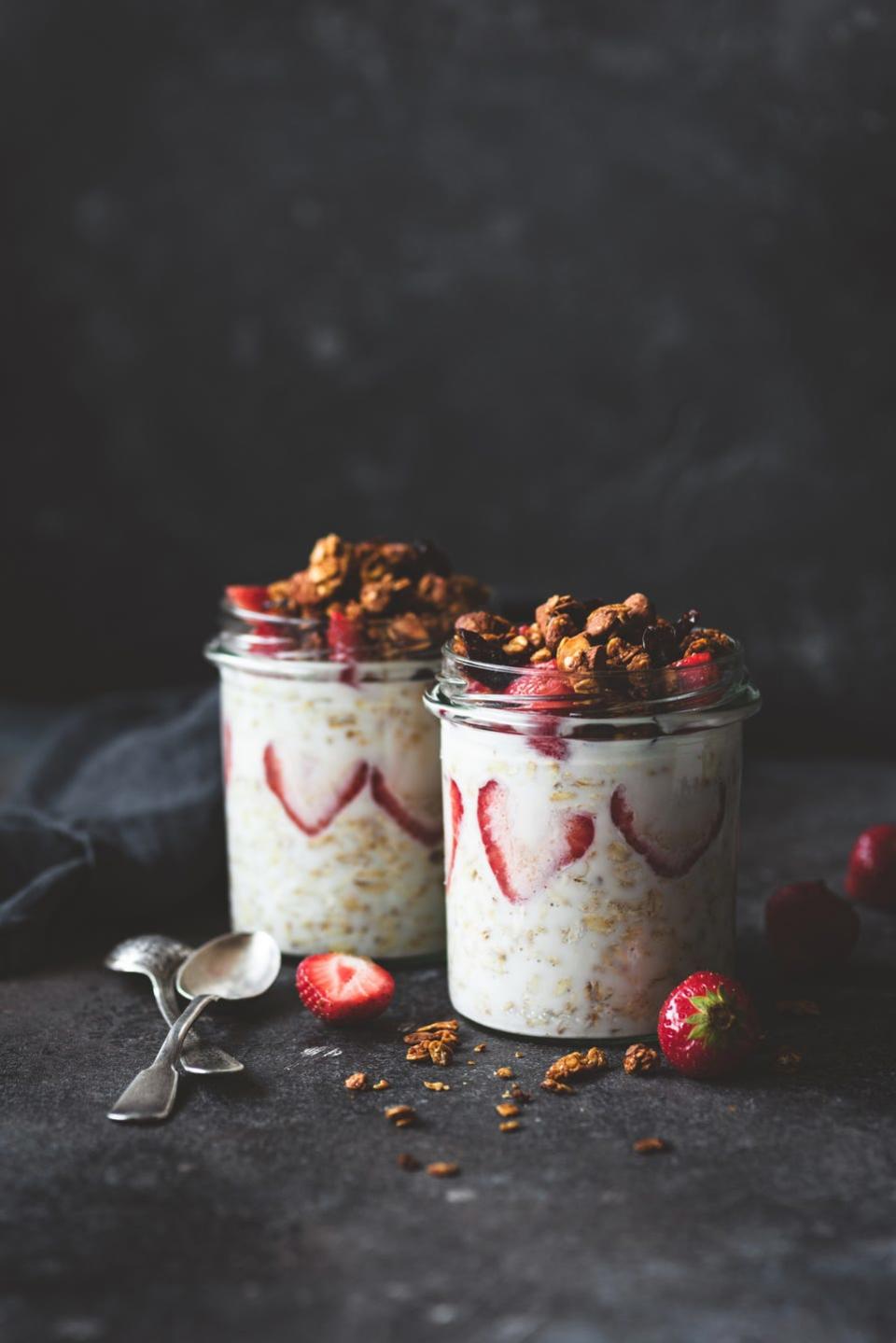 breakfast in jar oatmeal, granola, fruits