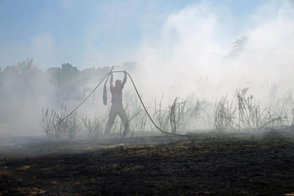 Los bomberos luchan contra un incendio de hierba en Leyton Flats en el este de Londres, ya que se ha declarado una sequía en partes de Inglaterra tras el verano más seco en 50 años (Yui Mok/PA).  (Cable PA)