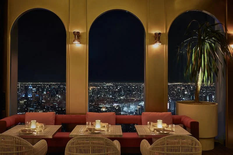 位於76樓的高空餐廳Ojo被譽為亞洲旗艦酒店的「皇冠明珠」
