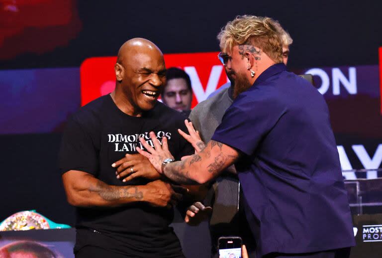 Mike Tyson y Jake Paul bromean durante un evento de promoción de la pelea