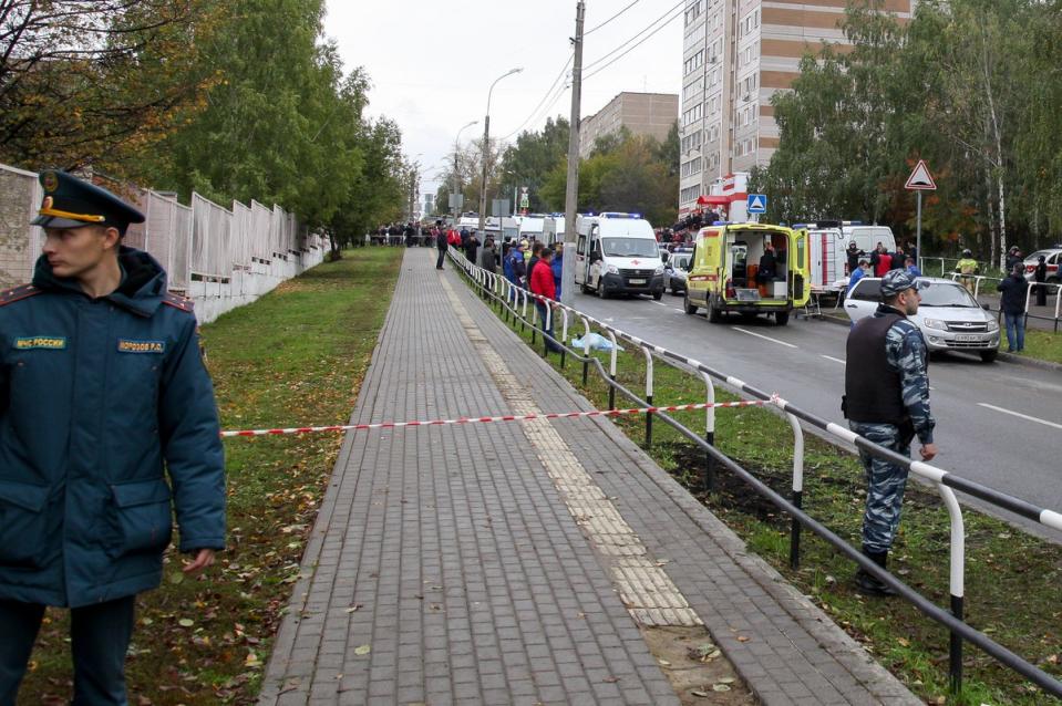 La policía bloquea una zona mientras los investigadores y los paramédicos trabajan en el lugar del tiroteo (AP)