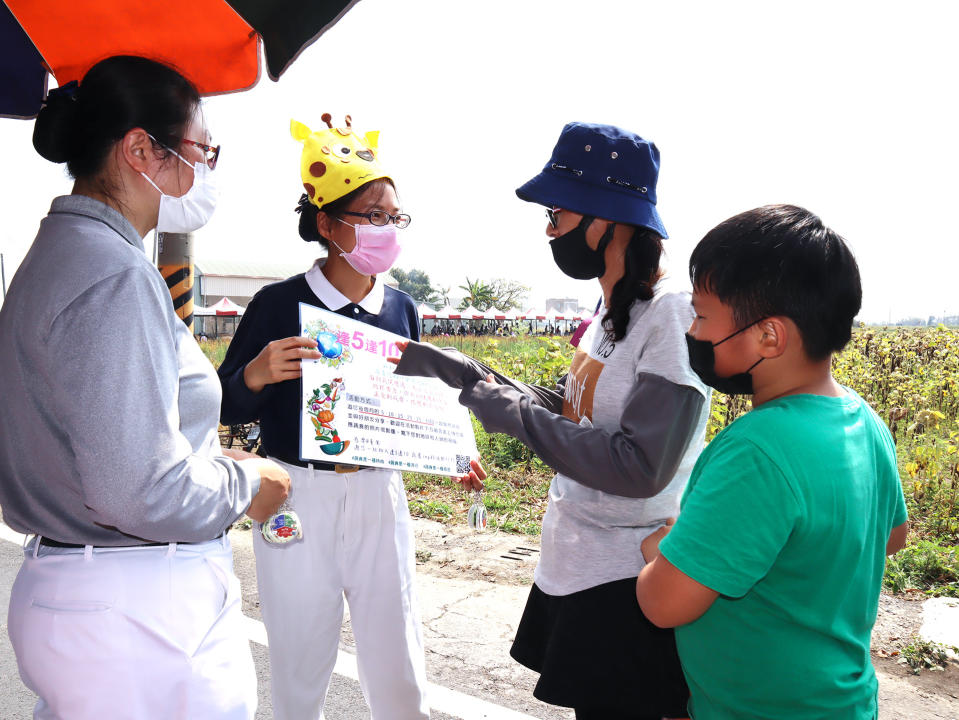 臺南市仁德區「中洲樂農遊」活動，慈濟志工在現場設置「慈濟環保市集」攤位向民眾宣導環保。