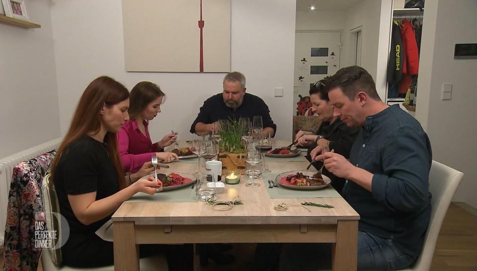 Zum "Bergfest" trifft sich die Stuttgarter Dinner-Truppe bei Christoph in Filderstadt. (Bild: RTL)