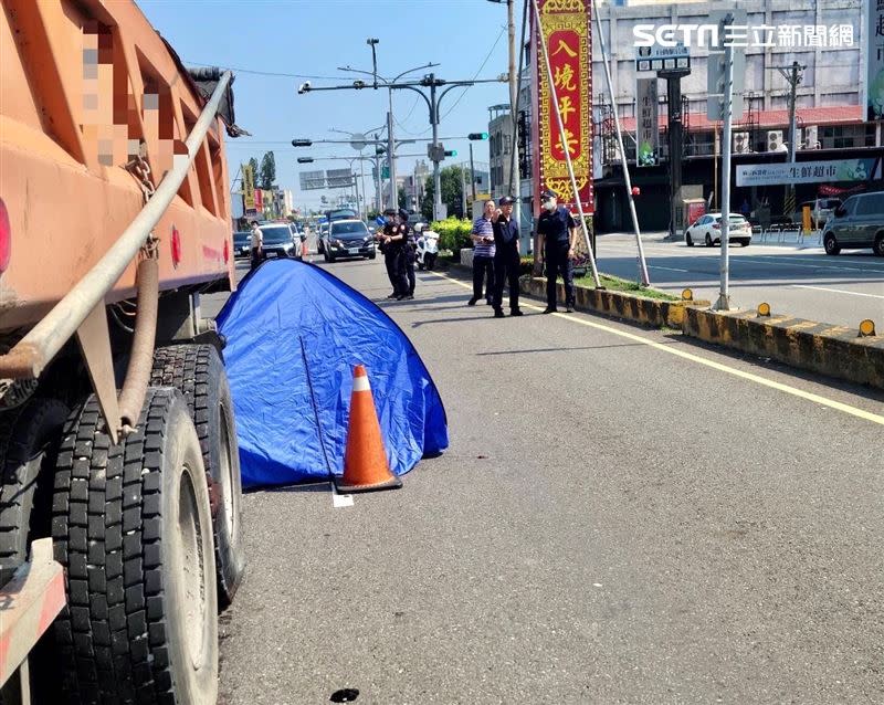 林姓婦人穿越馬路遭大貨車輾過，警方到場已經明顯死亡。（圖／翻攝畫面）
