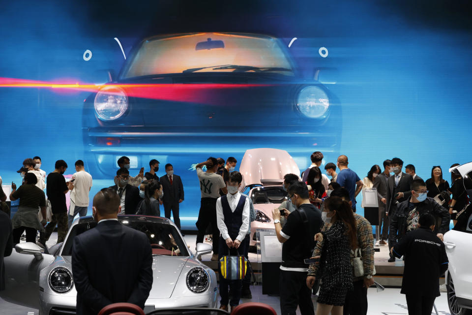 Besucher der Auto Show Shanghai im April 2021 – der Markt für teure Luxusautos ist in China gigantisch - Copyright: picture alliance/AP/Ng Han Guan