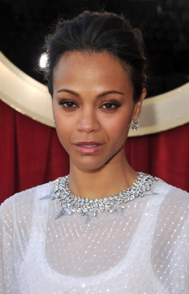 ZOE SALDANA. Un chignon con volumen en la parte de adelante, natural, romántico y chic para un fabuloso vestido blanco bordado con piedras.