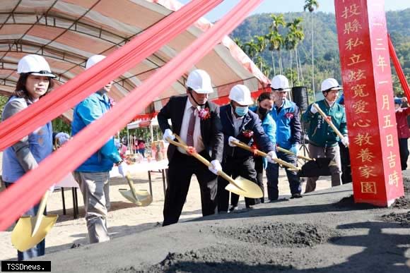 「財團法人南投縣私立炫寬愛心教養家園」新建院區開工動土典禮，副縣長王瑞德等受邀出席參與動土儀式。(記者蔡榮宗攝)