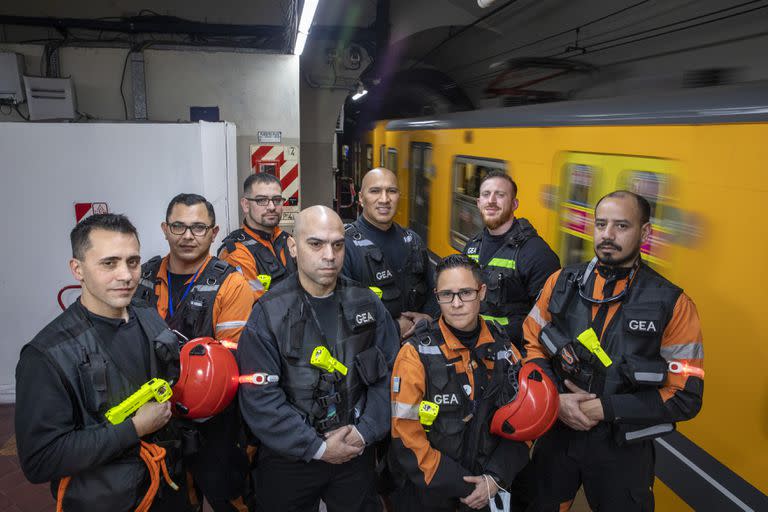 Los integrantes del GEA se mueven en pares y se desplazan por toda la red del subte de Buenos Aires