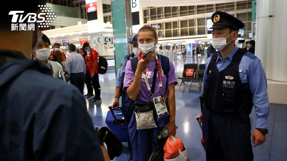 齊馬努斯卡婭在機塲向日本警方求援。（圖／達志影像路透社）