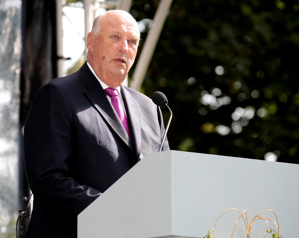 <p>The King of Norway won’t be popular at any Buckingham Palace garden parties – he’s a Spurs fan! </p>