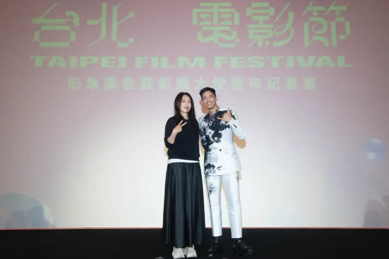 ▲林柏宏（右）與導演傅天余手比26，為第26屆台北電影節站台。（圖／台北電影節）