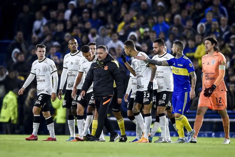 Pereira, DT de Corinthians, se retira de la Bombonera tras el 1 a 1 de la etapa de grupos de la Libertadores de este año